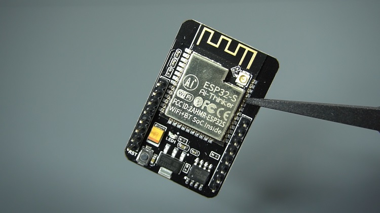 ESP32-CAM 开发板,正面是 OV2640 摄像头和板载闪光灯