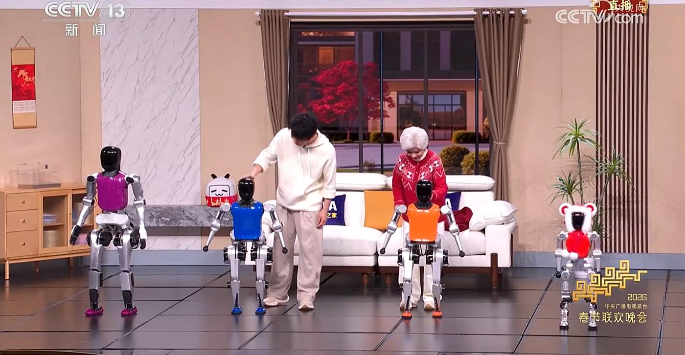 2026央视春晚直播画面,蔡明和王天放与多台松延动力人形机器人同台