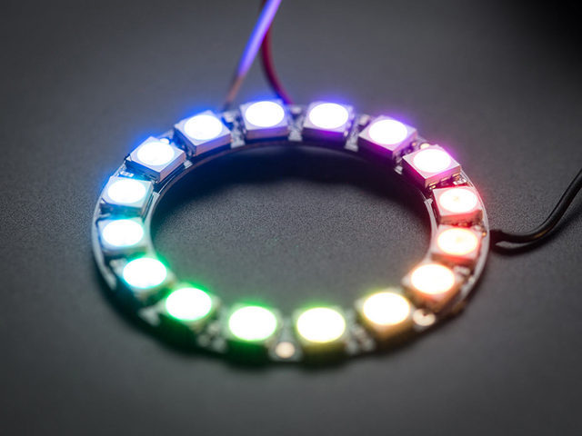 通电点亮状态的 RGB 圆形灯环
