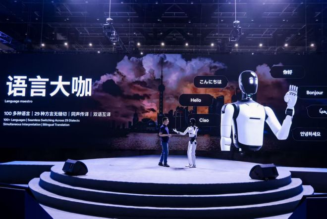 人形机器人在台上做多语言交互演示,大屏展示多语种问候